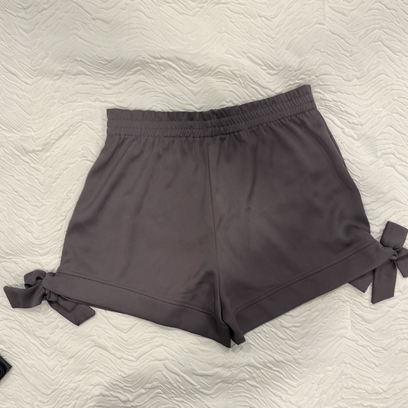 Romeo + Juliet Coture High Waisted Shorts W/Bows (Buy Now Only)Now Offers - Picture 2 of 4